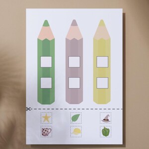 Könnte beinhalten: Ein ausdruckbares Arbeitsblatt mit drei Buntstiften, jeder mit drei leeren Kästchen. Unter den Stiften befinden sich sechs Bilder: ein Stern, ein Blatt, ein Hexenhut, eine Tasse, eine Zitrone und eine grüne Paprika.