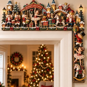 Könnte beinhalten: Ein dekorativer L-förmiger Weihnachts-Türschmuck mit einer festlichen Szene aus Nussknackern, einer Ballerina, einem Schaukelpferd, einem Teddybären und einer Maus mit Krone. Der mittlere Bogen zeigt den Schriftzug Season's Greetings.