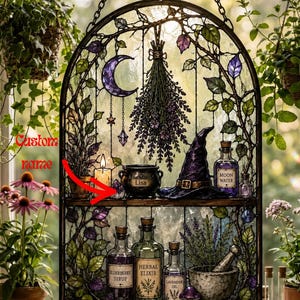 Puede incluir: Un atrapasoles de vidrieras arqueado con una luna creciente, un manojo de lavanda colgante, un sombrero de bruja y botellas de vidrio etiquetadas como Moon Water, Elderberry Syrup, Herbal Elixir y Lavender Oil, con un caldero personalizado con el nombre Lisa.