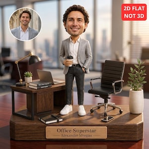 Könnte beinhalten: Eine personalisierte Wackelkopf-Figur eines Mannes in grauem Blazer, weißem Hemd und dunkler Hose mit Kaffeetasse. Die Figur steht auf einem Holzsockel mit der Aufschrift Office Superstar Alexander Morgan, inklusive Schreibtisch, Stuhl und Pflanze. Text 2D FLAT NOT 3D.