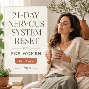 Può includere: Una copertina di documento digitale intitolata 21-DAY NERVOUS SYSTEM RESET FOR WOMEN, che indica 60 PAGES e 1 OF 5. Il testo è verde scuro su sfondo crema, accompagnato dall'immagine di una persona che tiene una tazza, con pianta e cuscino.