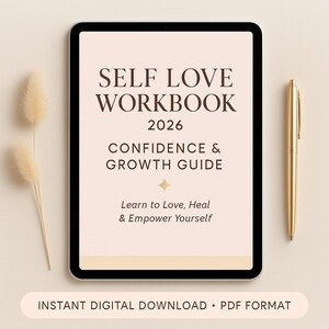Pode incluir: Um caderno de exercícios digital em um tablet com o título "Self Love Workbook 2026". A capa também inclui o texto "Confidence & Growth Guide" e "Learn to Love, Heal & Empower Yourself". Uma caneta dourada repousa ao lado do tablet. As palavras "Instant Digital Download • PDF Format" estão na parte inferior.