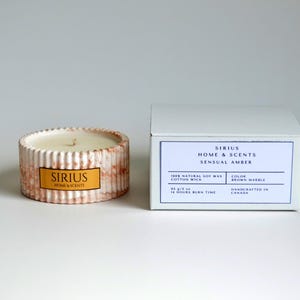 Vela de soja pequena com estampa de mármore marrom • Vela artesanal de 85g • Diversos aromas • Pavio de madeira ou algodão • Ideal para decoração de velas imagem 2