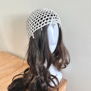 Bonnet en maille au crochet avec perles - Accessoire pour cheveux bohème fait main, bonnet au crochet à armure ouverte avec breloques, couvre-chef bohème au crochet
