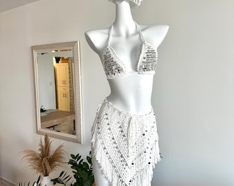 Conjunto de festival de lentejuelas blancas de crochet: top de bikini, falda con flecos y gorro de lentejuelas