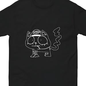 Könnte beinhalten: Schwarzes T-Shirt mit einer weißen, handgezeichneten Illustration einer Katze mit großen Augen und dem Text "Scaredy Cat" über dem Kopf. Die Katze hat einen besorgten Ausdruck und einen einfachen, cartoonartigen Stil.