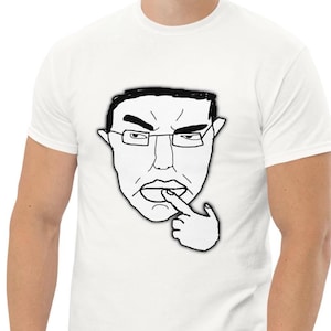 Puede incluir: Camiseta blanca con una ilustración de dibujos animados en blanco y negro de un hombre con gafas, tocándose el labio con el dedo índice. El gráfico está centrado en la camiseta.