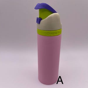 Peut inclure: Une bouteille d'eau rose avec un couvercle blanc et vert et un bouchon rabattable violet. La bouteille est &eacute;tiquet&eacute;e avec la lettre "A".