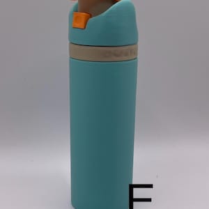 Peut inclure: Une bouteille d'eau bleu turquoise avec un couvercle orange clair et une bande beige autour du milieu. La lettre "E" est imprim&eacute;e sur le fond blanc sous la bouteille.