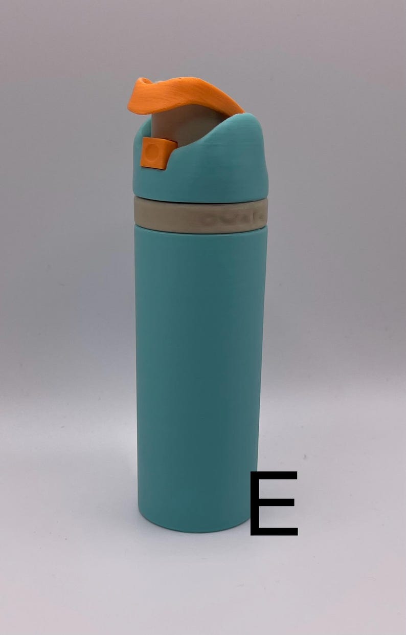 Peut inclure: Une bouteille d'eau bleu turquoise avec un couvercle orange clair et une bande beige autour du milieu. La lettre "E" est imprim&eacute;e sur le fond blanc sous la bouteille.