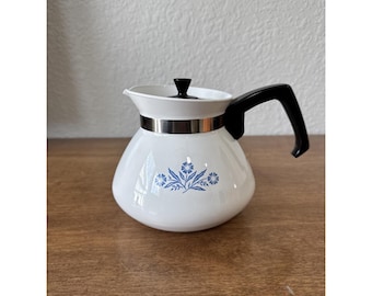 Vintage Corning Ware koffie- en theepot in de kleur korenbloemblauw met deksel, inhoud 6 kopjes.