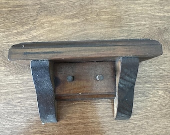 Vintage rustik trävägghylla med 2 pinnar handgjorda Cottage Core Grandma Core liten