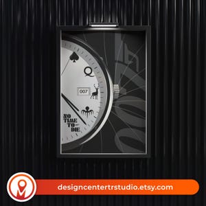 Op de afbeelding: Een rechthoekige wandkunstprint met een gestileerd horloge-ontwerp in zwart, wit en grijs. De afbeelding bevat een schoppensymbool, een herten-silhouet, een tentakel-icoon en de tekst 007 en No Time To Die. Een klein lampje is erboven gemonteerd.