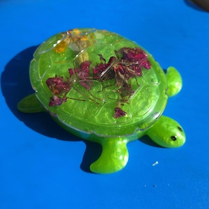 Green Resin Turtle Trinket Box with Dried Flowers | Botanical Keepsake Jewelry Storage