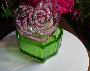Heart shaped trinket dish. Ideal for Valentine Day.  Gold and green.  Stunning ring holder and jewelry dish.  Perfect gift.
