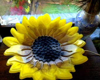 Handcrafted Resin Sunflower Dish – Decorative Trinket Holder for Jewelry, Keys & More. Jump into summer with thus vibrant unique bowl.
