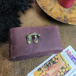 Custodia per tarocchi in pelle realizzata a mano con chiusura, porta mazzi personalizzabile, custodia per le dimensioni del mazzo, borsa per carte Oracolo