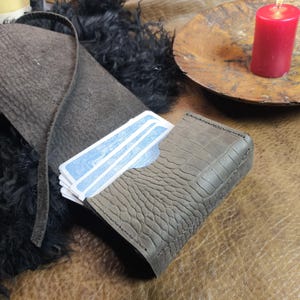 MINI porte-cartes de tarot en cuir fabriqué à la main avec fermeture à sangle, support de jeu de cartes personnalisable, pochette pour la taille du jeu, sac pour cartes Oracle
