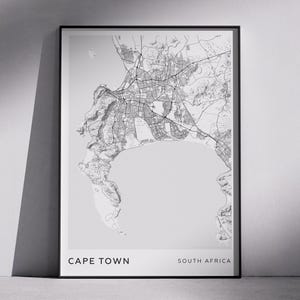 Puede incluir: Impresión enmarcada en blanco y negro del mapa de Ciudad del Cabo, Sudáfrica. El mapa detalla el diseño de la ciudad, incluyendo carreteras y edificios. El texto "CAPE TOWN" y "SOUTH AFRICA" se muestra en la parte inferior.