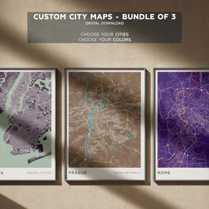 Può includere: Tre mappe di città incorniciate: New York, Praga e Roma. Ogni mappa presenta una combinazione di colori unica e layout stradali dettagliati. Il testo in alto recita "CUSTOM CITY MAPS - BUNDLE OF 3" e "DIGITAL DOWNLOAD". Sotto ogni mappa sono indicati il nome della città e il paese.