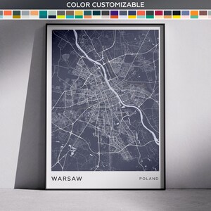 Op de afbeelding: Een ingelijste kaart van Warschau, Polen, in een donkerblauw en wit kleurenschema. De kaart toont de straten en waterwegen van de stad. De tekst "WARSAW" en "POLAND" staat in het wit onderaan het frame. De afbeelding is qua kleur aanpasbaar.