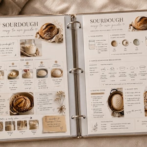 Könnte beinhalten: Ein beigefarbener Ringordner mit einem zweiseitigen Sauerteig-Leitfaden. Die Seiten enthalten erklärende Texte, Schritt-für-Schritt-Illustrationen sowie Fotos von Sauerteigbrot, Anstellgut und Backprozessen auf hellem Hintergrund.