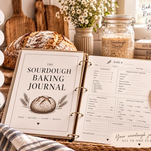 Op de afbeelding: Een spiraalgebonden zuurdesem bakjournaal open op een pagina met secties voor ingrediënten, fermentatietijdlijnen, bakdetails en notities. De voorpagina bevat de tekst The Sourdough Baking Journal en een lijntekening van een brood.