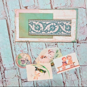 Puede incluir: Una colección de efímeras vintage, que incluye postales y elementos decorativos de papel. El punto focal es un diseño de papel en capas con un borde floral turquesa. Tarjetas adicionales presentan ilustraciones de aves, niños y un globo.