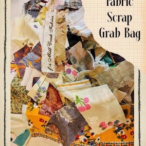 Può includere: Una collezione di ritagli di tessuto vintage in vari colori e motivi. L'immagine include pezzi con disegni floreali, a righe e strutturati. Il testo sull'immagine recita "Vintage Fabric Scrap Grab Bag."