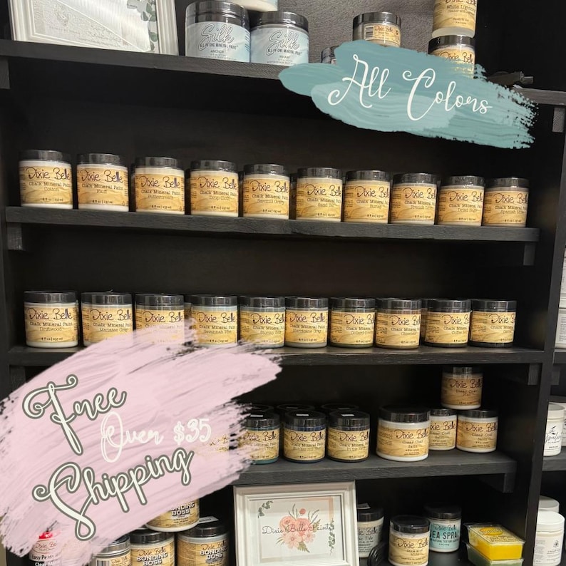 K&ouml;nnte beinhalten: Ein Regal mit Dixie Belle Chalk Mineral Paint in verschiedenen Farben. Das Schild &uuml;ber dem Regal lautet "Alle Farben". Ein rosa Schild unter dem Regal lautet "Kostenloser Versand ab 35 &euro;".