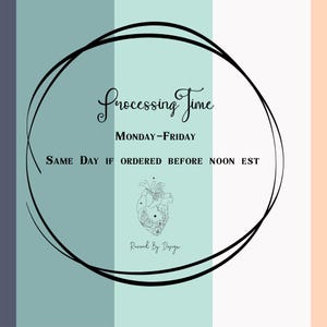 K&ouml;nnte beinhalten: Eine Grafik mit einem schwarzen Kreis und dem Text "Processing Time" mit den W&ouml;rtern "MONDAY-FRIDAY" und "SAME DAY IF ORDERED BEFORE NOON EST" darunter. Die Grafik enth&auml;lt auch ein stilisiertes Herz mit einem Schmetterling und den Text "Ronel By Design".