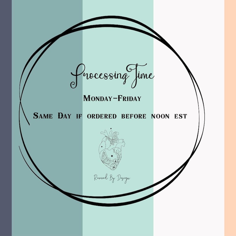 K&ouml;nnte beinhalten: Eine Grafik mit einem schwarzen Kreis und dem Text "Processing Time" mit den W&ouml;rtern "MONDAY-FRIDAY" und "SAME DAY IF ORDERED BEFORE NOON EST" darunter. Die Grafik enth&auml;lt auch ein stilisiertes Herz mit einem Schmetterling und den Text "Ronel By Design".