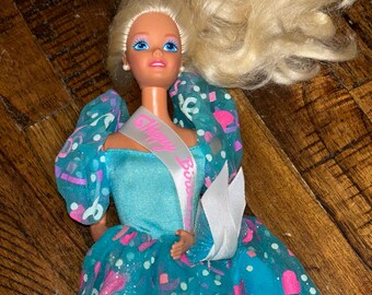 Mattel 1993 BIRTHDAY BARBIE She's the Prettiest Present of All