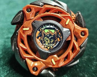 Beyblade X Hasbro CX Flame Cerberus personalizado, pintado a mano. Naranja y negro.