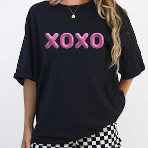 Camiseta con letras de burbuja XOXO, camiseta de San Valentín con abrazos y besos, camiseta de San Valentín XOXO, lindo regalo de amor para un amigo, linda camiseta para el día de San Valentín