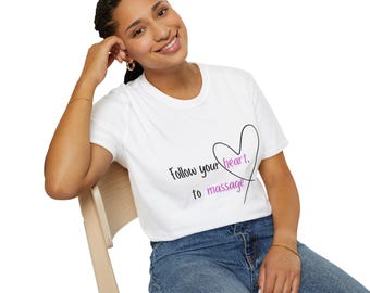 Koszulka „Follow Your Heart to Massage” – inspirująca koszulka dla masażystów – odzież wellness