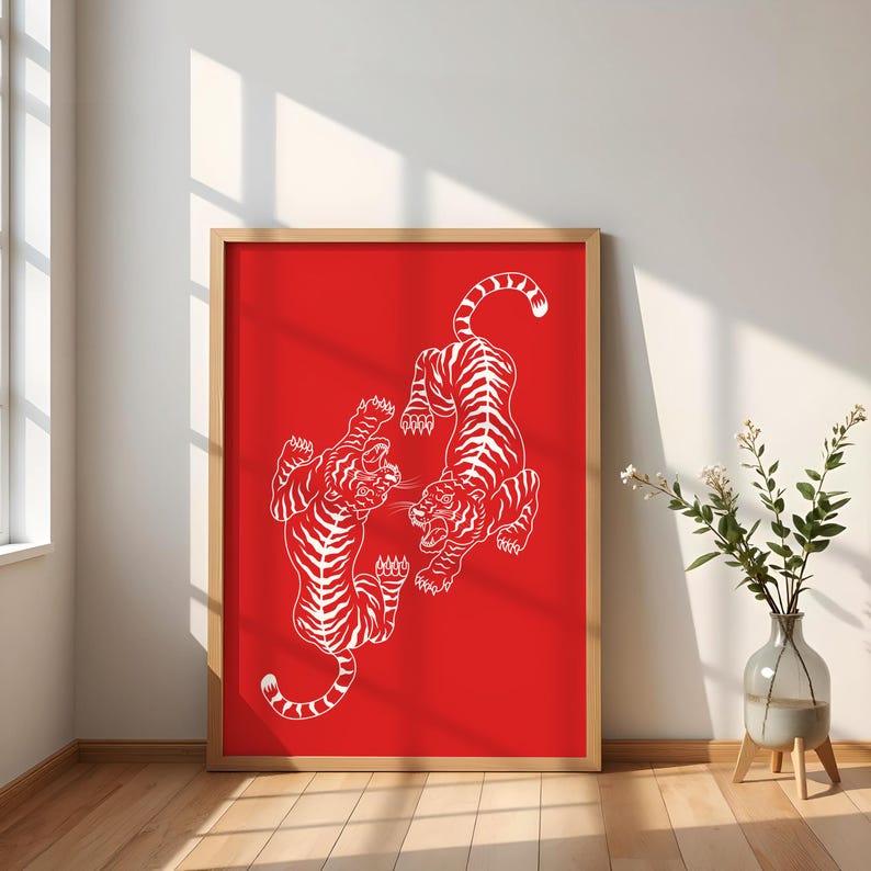 Peut inclure: Une impression encadr&eacute;e avec un fond rouge et deux tigres stylis&eacute;s blancs se faisant face.