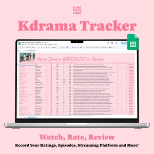 Può includere: Un laptop mostra un foglio di calcolo intitolato "Asain Drama WATCHLIST in Review". Lo schermo mostra un modello a tema rosa per il monitoraggio dei K-drama, con le parole "Kdrama Tracker" sopra. Il testo "Watch, Rate, Review" e "Record Your Ratings, Episodes, Streaming Platform and More!" sono visibili.