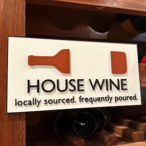 Znak wina domowego – zabawna dekoracja baru, sztuka ścienna z winem, prezent do kuchni lub baru, dekoracja butelki wina „lokalnie”, 4x8 cali