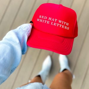 Gorra de camionero con letras blancas y espuma roja Red Hat, gorra de camionero con un toque político divertido