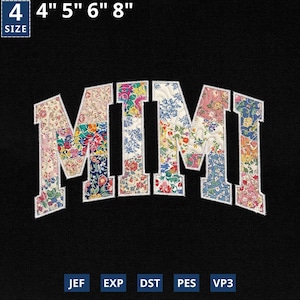 Könnte beinhalten: Eine weiße Keramik-Tasse mit schwarzem Henkel und dem Text "But First, Coffee" in schwarzer, fetter Schrift. Die Tasse steht auf einer weißen Oberfläche. Die Tasse ist etwa 10 cm hoch.