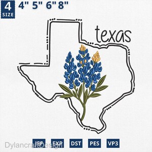 Könnte beinhalten: Ein Stickdesign mit dem Umriss von Texas in Schwarz, mit dem Wort "texas" in Schreibschrift. Im Inneren des Umrisses befindet sich eine Bluebonnet-Blume mit blauen und gelben Blütenblättern. Das Design ist in den Größen 10,16 cm, 12,7 cm, 15,24 cm und 20,32 cm erhältlich.