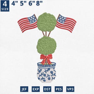 Könnte beinhalten: Gesticktes Design mit einer Topiary mit zwei amerikanischen Flaggen und einer roten Schleife. Die Topiary befindet sich in einem blau-weißen Blumentopf. Das Design ist in den Größen 10 cm, 13 cm, 15 cm und 20 cm erhältlich.