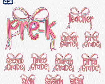 Può includere: Una collezione di ricami colorati per la scuola, tra cui "Pre-K", "Teacher" e livelli scolastici dalla scuola materna all'ottavo grado. Ogni disegno presenta un fiocco e un nastro nei toni del rosa, giallo e blu. Diverse misure.
