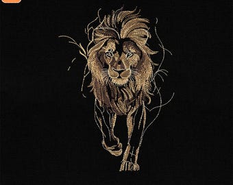 Pode incluir: Patch bordado com um desenho de leão dourado sobre fundo preto. O leão é retratado a andar, com detalhes intrincados de fio. O tamanho do patch é de 10 cm. O texto "4" e os tamanhos 4", 5", 6" e 8" também estão presentes.