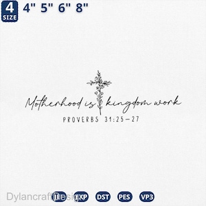 Puede incluir: Fondo blanco con el texto "Motherhood is kingdom work" y "PROVERBIOS 31:25-27" en escritura negra. Un dise&ntilde;o de cruz floral est&aacute; centrado sobre el texto. Tama&ntilde;os disponibles: 10 cm, 13 cm, 15 cm y 20 cm.