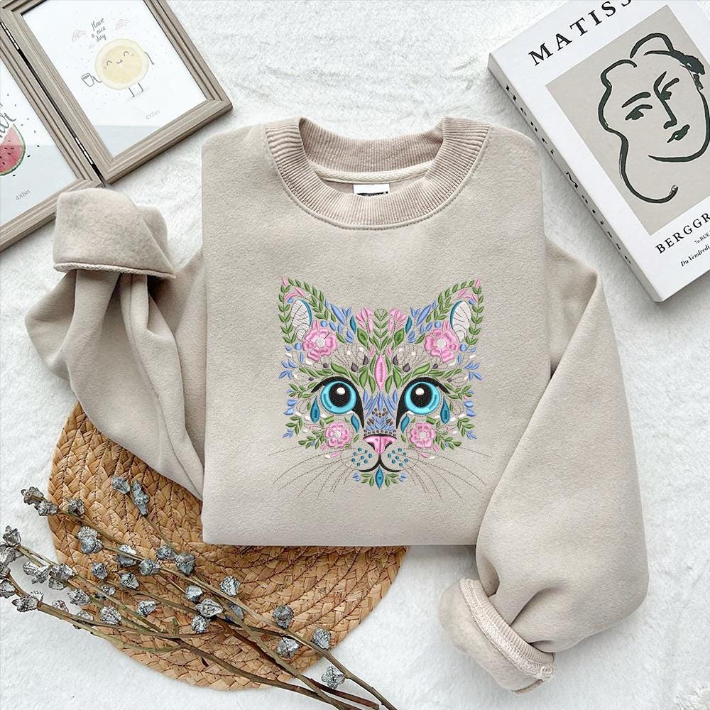 花柄猫の顔刺繍デザイン、野花猫のミシンファイル、植物動物のステッチ