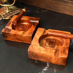 Cenicero de nogal personalizado, accesorios para puros, regalos para padrinos de boda, regalo perfecto para hombres, cenicero único, regalos para padres y esposos.