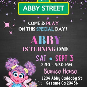 Puede incluir: Una invitaci&oacute;n colorida para un primer cumplea&ntilde;os. La invitaci&oacute;n presenta una imagen de dibujos animados de Abby Cadabby de Plaza S&eacute;samo, un fondo morado y rosa con estrellas, y el texto "Abby cumple un a&ntilde;o". La invitaci&oacute;n tambi&eacute;n incluye la fecha, la hora y el lugar de la fiesta.