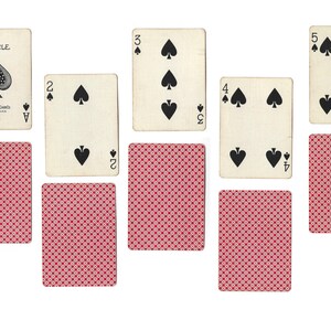 Puede incluir: Un juego de cartas de juego con el palo de picas. Las cartas incluyen el As, el 2, el 3, el 4, el 5 y la Reina de picas. Las cartas est&aacute;n dispuestas en una fila, con el As a la izquierda y la Reina a la derecha. Las cartas est&aacute;n sobre un fondo con estampado rojo y blanco.